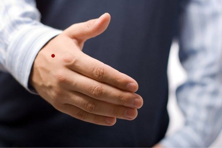 Chàng trai có nốt ruồi trên mu bàn tay phải khá đào hoa - hình 12