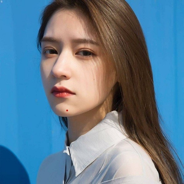 Người có nốt ruồi son trên cằm có tính cách phóng khoáng và hòa đồng, hậu vận tốt - hình 17