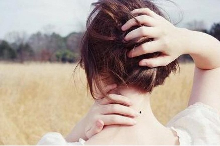 Nốt ruồi sau gáy bên trái phải của nam nữ giàu hay nghèo - Ảnh 2
