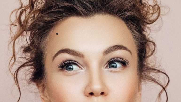 Nốt ruồi trên trán bên trái là nốt ruồi phú quý - hình 30