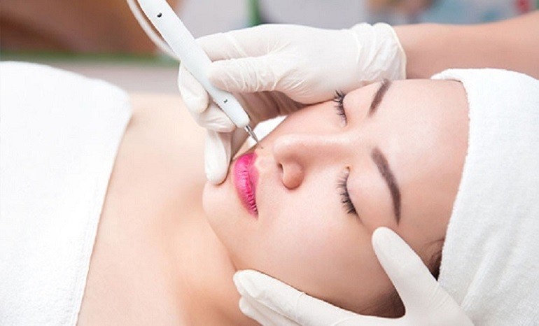 Mặt là vùng nhạy cảm vì vậy bạn cần tìm địa chỉ xăm nốt ruồi uy tín - hình 31