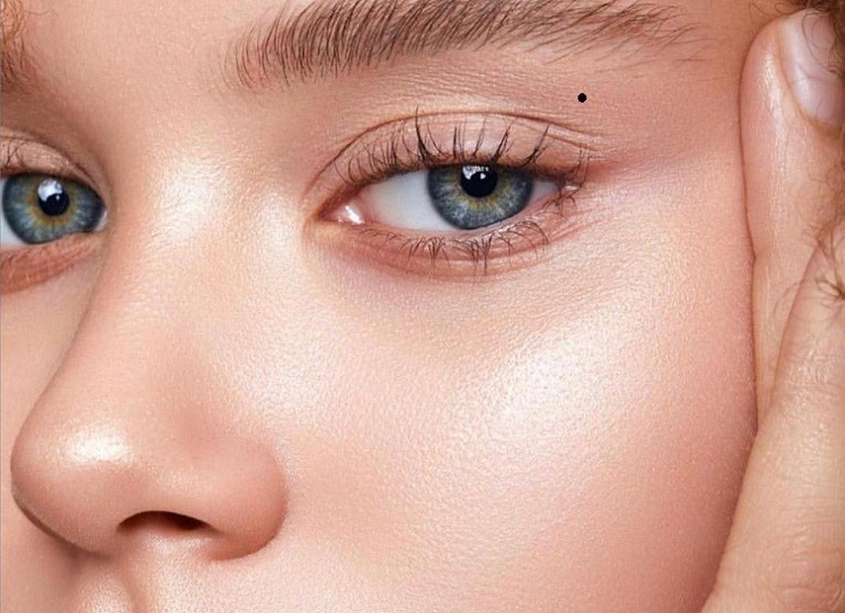 Nốt ruồi trên mắt phải phụ nữ - hình 4