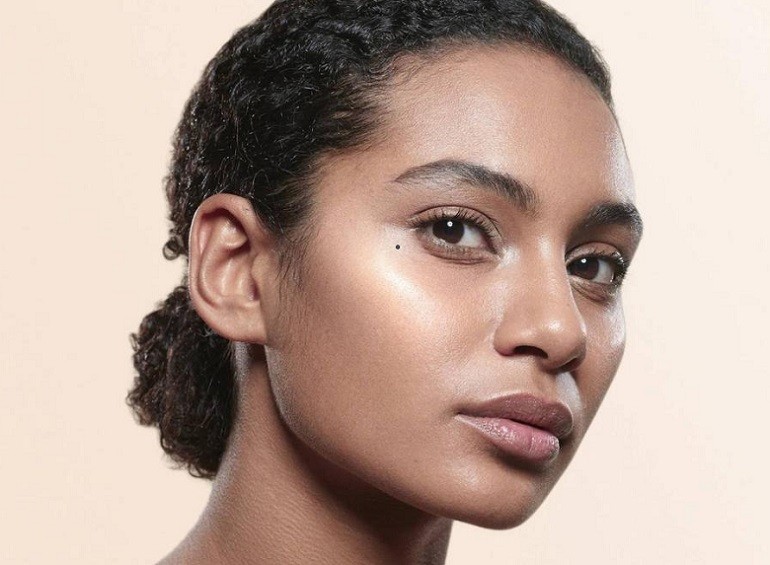 Nốt ruồi trên mắt trái phụ nữ nằm ở phía dưới mắt thường được gọi là nốt ruồi lệ - hình 5