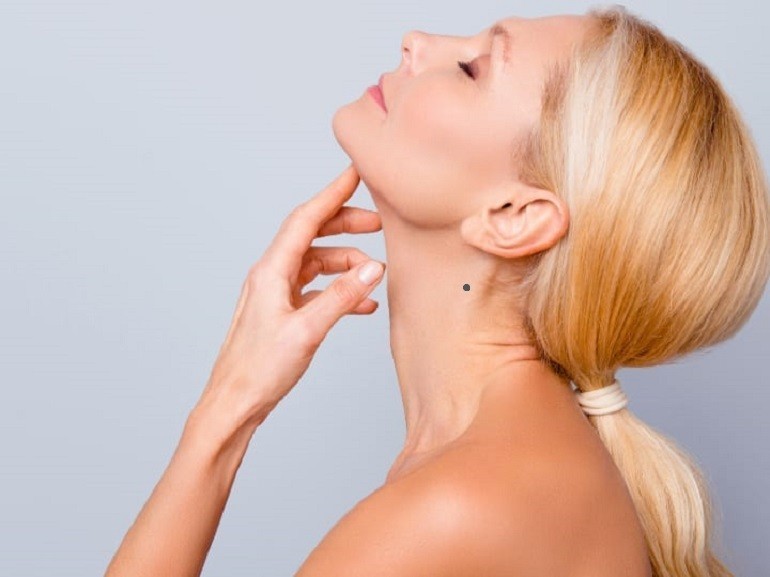 Vị trí nốt ruồi ở cổ thể hiện phúc tướng tốt số - Ảnh 16
