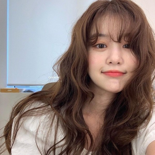 Tóc mái thưa kết hợp với tóc dài uốn xoăn giấu nhẹm trán dô hiệu quả - Ảnh 13