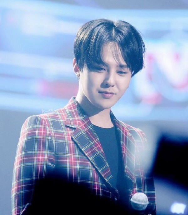 Tóc 2 mái lệch giúp che đi khuyết điểm vùng trán hiệu quả - Ảnh 19